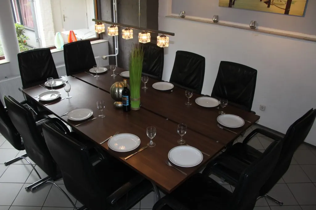 The dining table of De Wingerd, laid for a large party