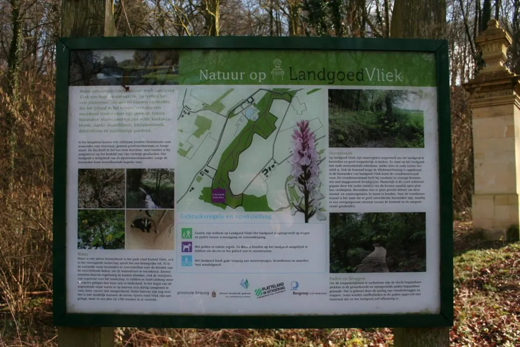 Het informatiebord van Landgoed Vliek, het natuurgebied naast het erf